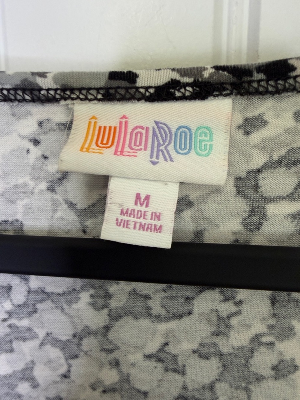 LuLaRoe Black White Abstract Print Scoop Neck Tunic Top Short Sleeve Medium - Picture 3 of 6